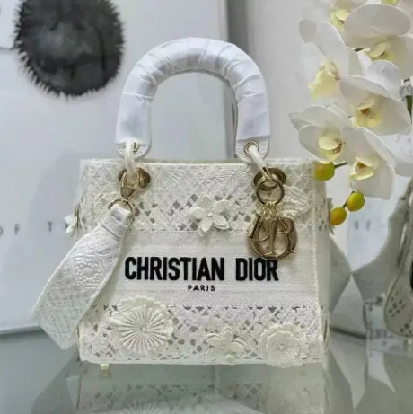 Iconic Bags for a Chic Look - 6861
